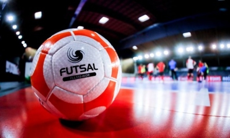 Futsal là môn bóng đá trong nhà, thường được thi đấu trên mặt sân cứng, với mỗi đội gồm 5 cầu thủ trên sân