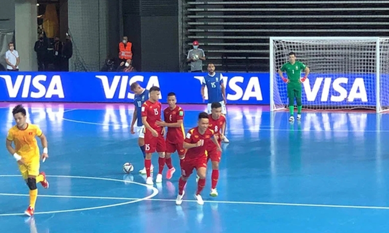 Luật futsal có nhiều điểm riêng như đá biên, thay người liên tục và quy định lỗi tổng hợp. 