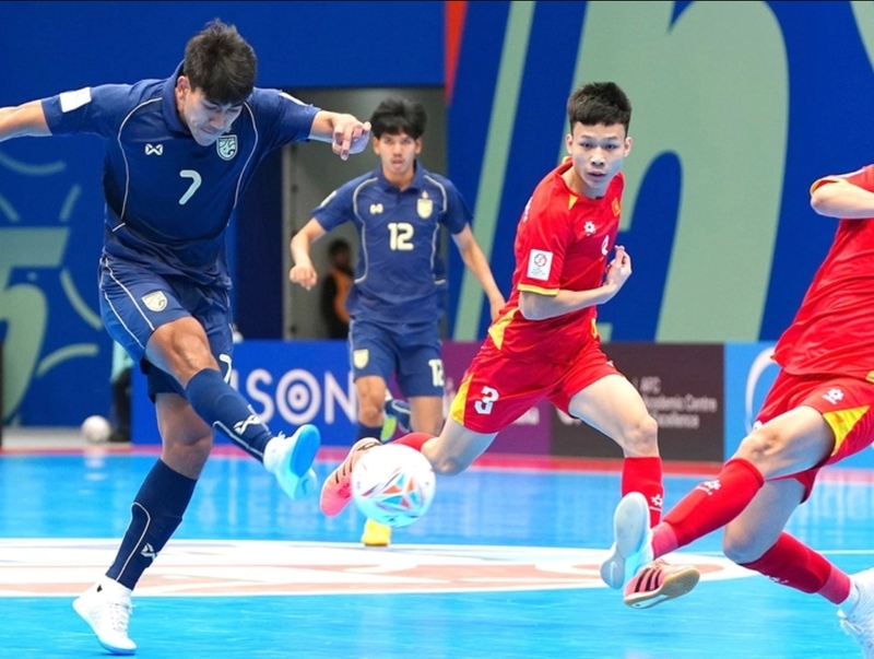 Kiểm soát bóng, chuyền nhanh, di chuyển không bóng và dứt điểm là kỹ năng cần thiết trong futsal. 