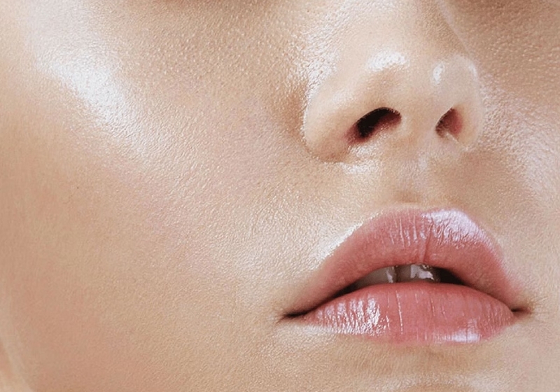 Da dầu nên ưu tiên làm sạch nhẹ nhàng, cấp ẩm mỏng nhẹ và tránh sản phẩm gây bí da. 