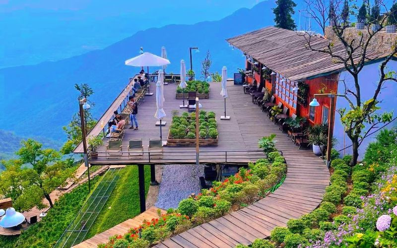 Các quán cà phê view núi ở Tam Đảo là nơi lý tưởng để săn mây, nghỉ ngơi và chụp ảnh trong không khí se lạnh. 