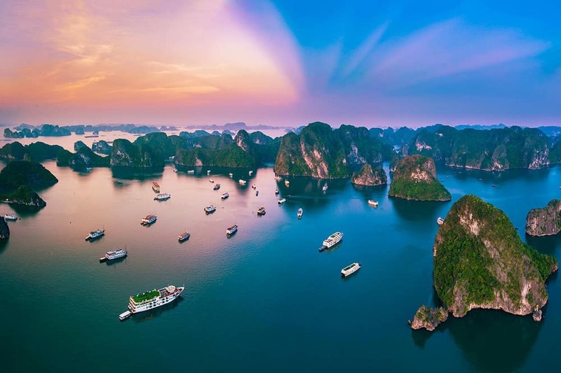 Vịnh Hạ Long nằm ở vùng biển Đông Bắc Việt Nam, gần thành phố Hạ Long, tỉnh Quảng Ninh. .