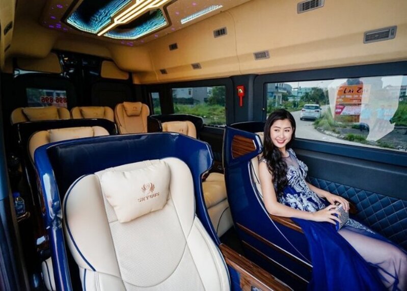 Du khách có thể đến Hạ Long bằng limousine, xe khách, ô tô cá nhân hoặc tour trọn gói. 