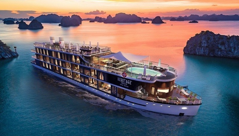 Du thuyền là trải nghiệm đặc trưng giúp du khách ngắm trọn vẻ đẹp kỳ vĩ của Vịnh Hạ Long. 