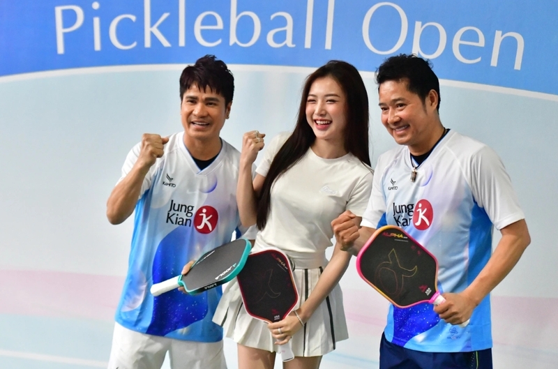 Pickleball thu hút người chơi nhờ tính vui nhộn, dễ học và khả năng kết nối cộng đồng. 