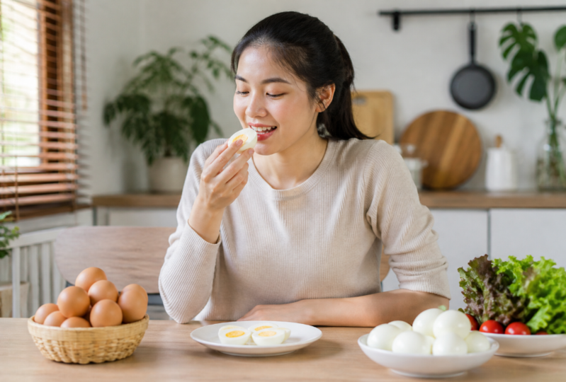 Trứng gà luộc là lựa chọn ít calo, dễ chế biến và phù hợp với người muốn kiểm soát cân nặng.