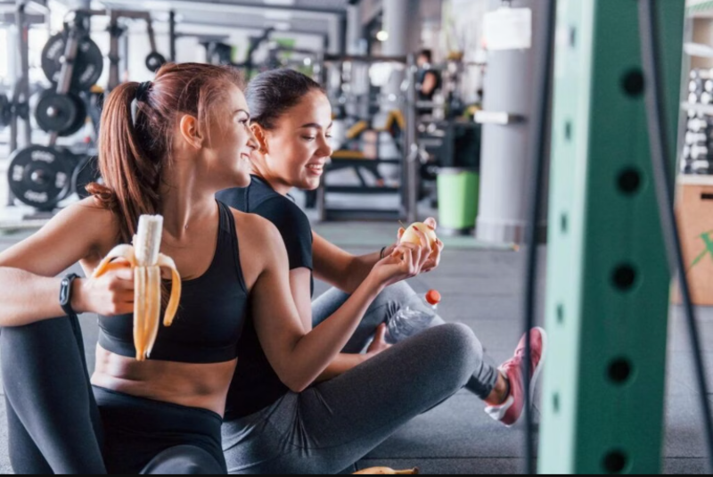 Người tập gym có thể ăn chuối để bổ sung carbohydrate nhanh, tiện lợi và dễ tiêu hóa