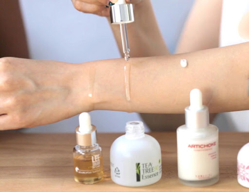 Toner thiên về cân bằng da, essence cấp ẩm nhẹ, còn serum tập trung vào hoạt chất chuyên sâu hơn. 